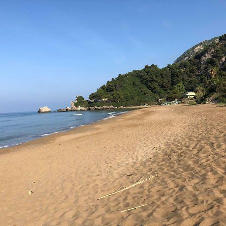 Seafront Calista Beach House With Garden 글리파다 외부 사진