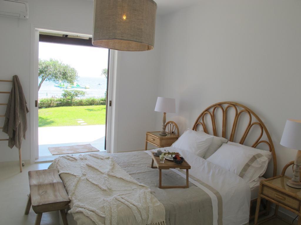 Seafront Calista Beach House With Garden 글리파다 외부 사진