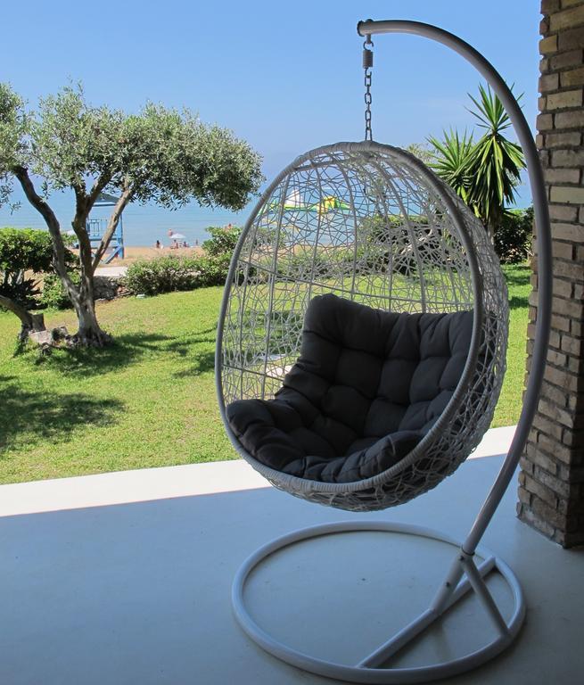 Seafront Calista Beach House With Garden 글리파다 외부 사진