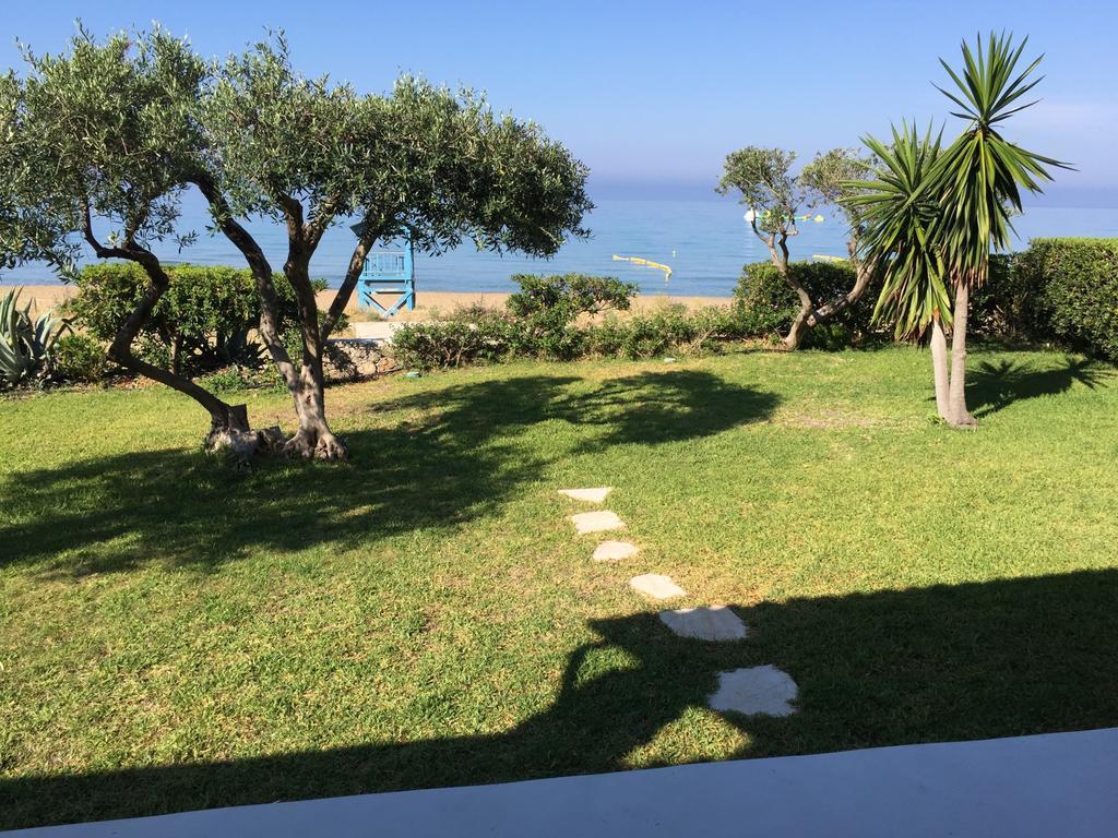 Seafront Calista Beach House With Garden 글리파다 외부 사진