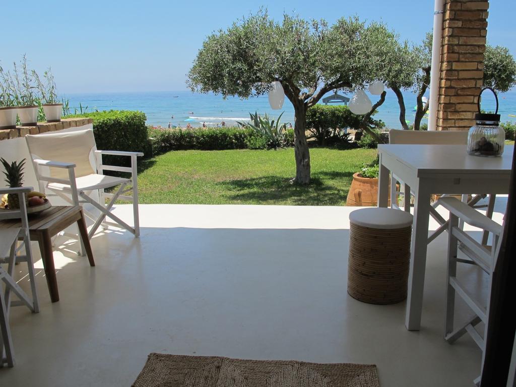 Seafront Calista Beach House With Garden 글리파다 외부 사진