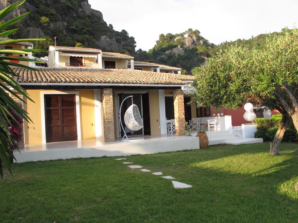 Seafront Calista Beach House With Garden 글리파다 외부 사진