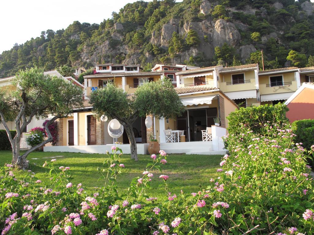 Seafront Calista Beach House With Garden 글리파다 외부 사진