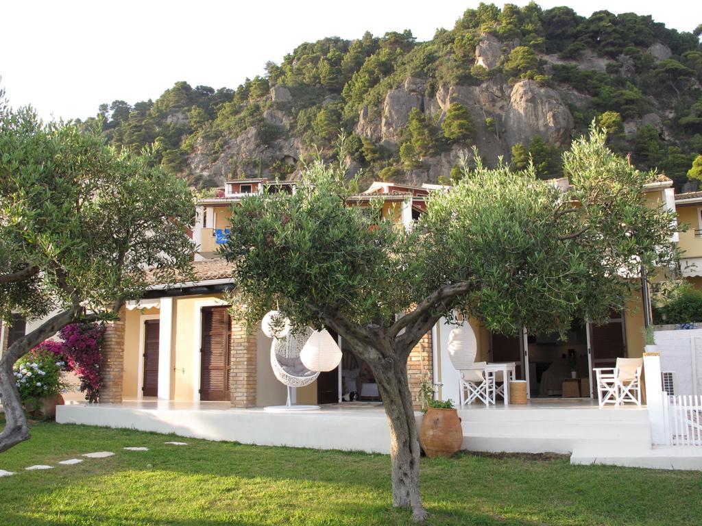 Seafront Calista Beach House With Garden 글리파다 외부 사진
