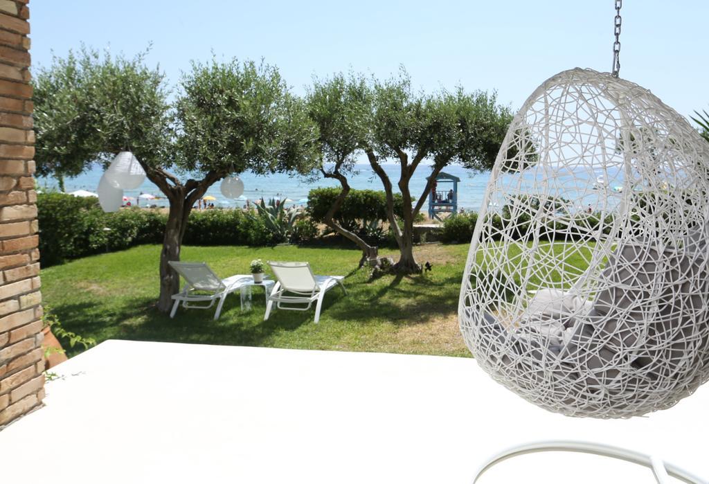 Seafront Calista Beach House With Garden 글리파다 외부 사진