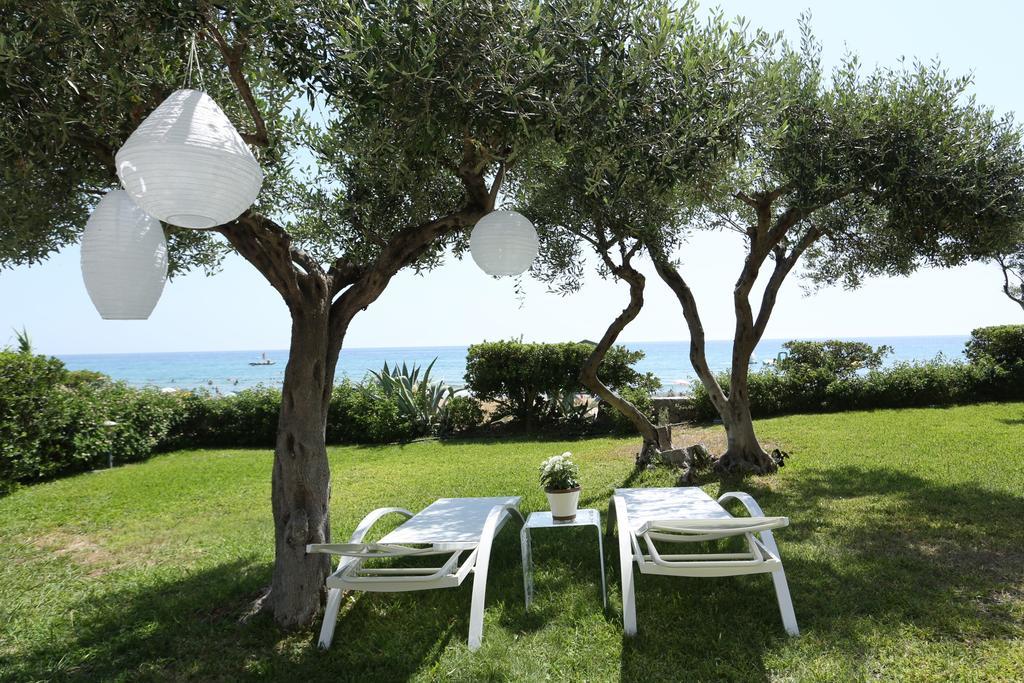Seafront Calista Beach House With Garden 글리파다 외부 사진