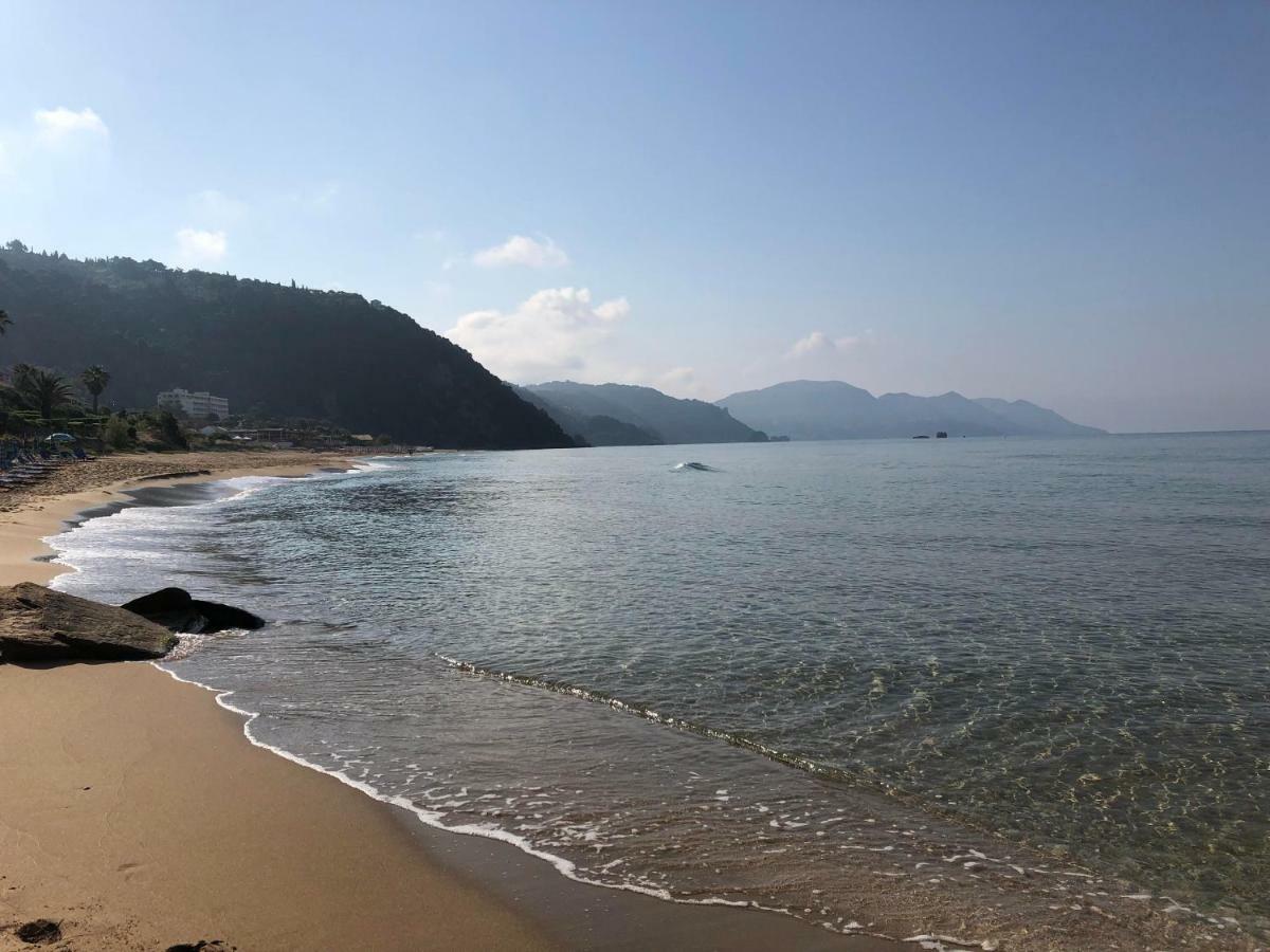Seafront Calista Beach House With Garden 글리파다 외부 사진