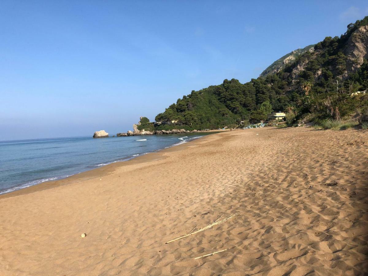 Seafront Calista Beach House With Garden 글리파다 외부 사진